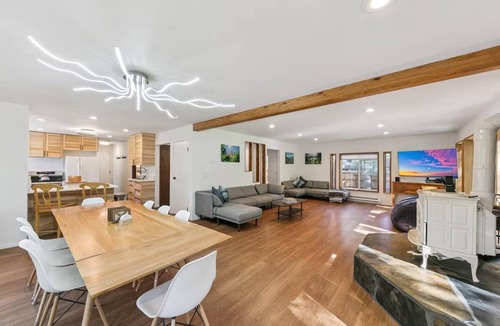 Christmas Valley House | Tahoe Luxury Mountain Escape 4BR 3BA+Hot Tub