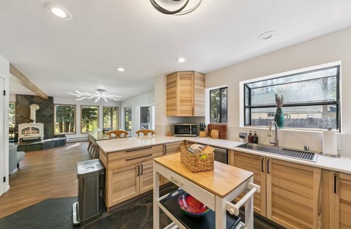 Christmas Valley House | Tahoe Luxury Mountain Escape 4BR 3BA+Hot Tub