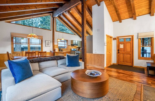 Kingswood Estates House | Tahoe Oasis mins Kings Beach, hiking spots, and a hot tub