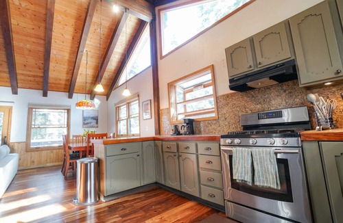Kingswood Estates House | Tahoe Oasis mins Kings Beach, hiking spots, and a hot tub