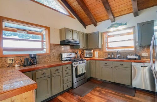 Kingswood Estates House | Tahoe Oasis mins Kings Beach, hiking spots, and a hot tub