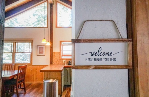 Kingswood Estates House | Tahoe Oasis mins Kings Beach, hiking spots, and a hot tub