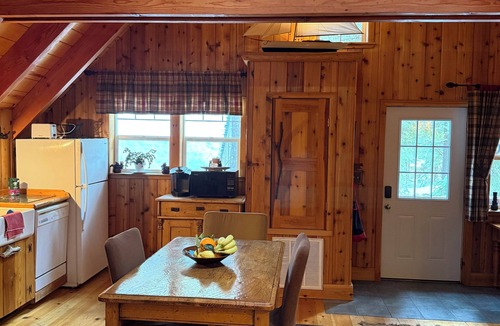 Sunnyside Cabin | Tahoe Park Architectural Gem – Cozy, Convenient & Dog-Friendly!