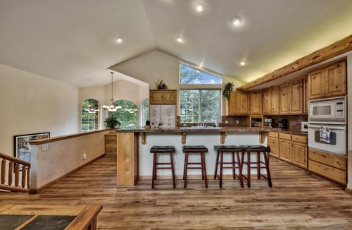 North Upper Truckee Cabin | Tahoe Pines Retreat: Hot Tub, Pool Table, Bunk Beds, Big Yard, Multiple Fireplaces