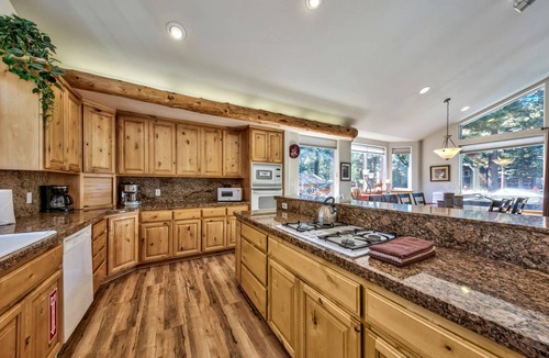 North Upper Truckee Cabin | Tahoe Pines Retreat: Hot Tub, Pool Table, Bunk Beds, Big Yard, Multiple Fireplaces