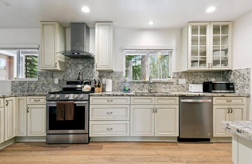 North Upper Truckee House | Tahoe Spa Cabin: Private Sauna and Hot Tub, Game Room, Dog Friendly
