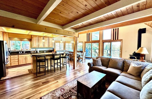 Truckee Cabin | Tahoe Treetop Escape 4BR Near Trails & Donner Lake