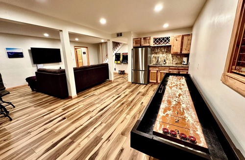 Truckee Cabin | Tahoe Treetop Escape 4BR Near Trails & Donner Lake