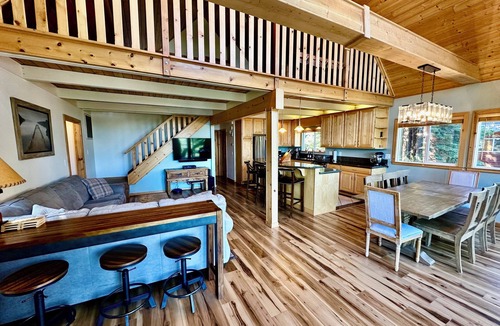 Truckee Cabin | Tahoe Treetop Escape 4BR Near Trails & Donner Lake