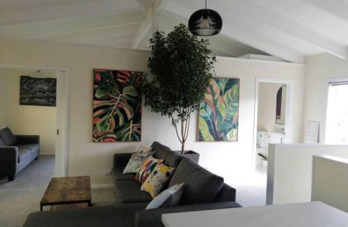 Takapuna House | Takapuna Centre 3B plus Netflix