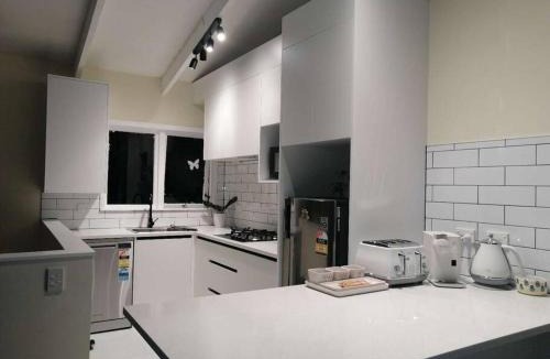 Takapuna House | Takapuna Centre 3B plus Netflix