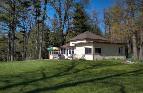 Fennville Cottage | Take a break by the lake!