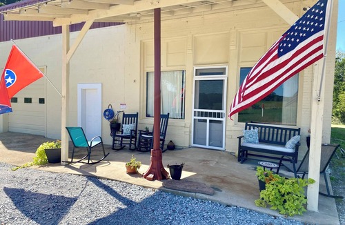 Holladay Apartment | Take a holiday in Holladay at “The Station”. Charming 1-bed room with AC, WiFi