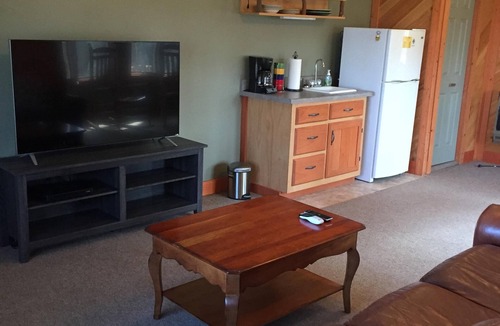 Rabun Gap Cabin | "Take A Paws" with rolling long-range view, convenient to town, and pet friendly