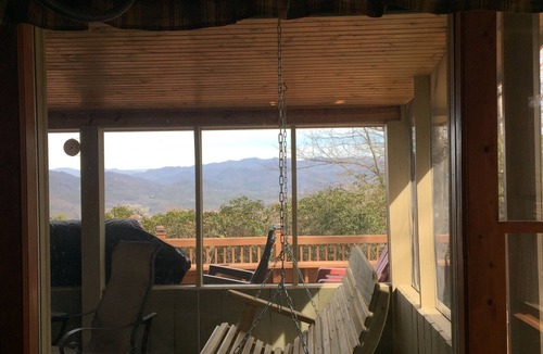 Rabun Gap Cabin | "Take A Paws" with rolling long-range view, convenient to town, and pet friendly
