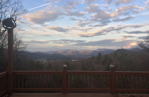 Rabun Gap Cabin | "Take A Paws" with rolling long-range view, convenient to town, and pet friendly
