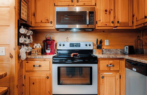 Piper Gap Cabin | Take in Nature @ Whispering Woods, Secluded and Stylish
