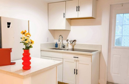 Coral Brook Apartment | Take It Easy - Studio, Pool, Waterfront