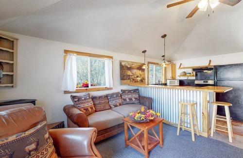 Drake Cabin | Take it EZ cabin overlooking the river with HOT TUB on the deck 5 min to Estes!