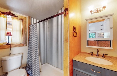 Drake Cabin | Take it EZ cabin overlooking the river with HOT TUB on the deck 5 min to Estes!