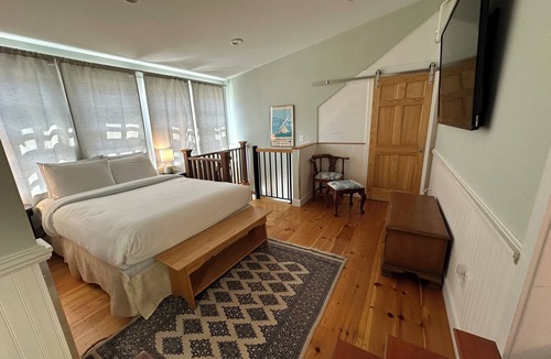 Newport Hotel | Take over this entire private historic Howland House, in the heart of downtown Newport—5BR/5BA inn sleeps 17 with king beds, pull-outs, full kitchen, ensuite baths, private patio, AC, TVs, Wifi and so much more! Steps to Thames Street, shops, wharfs