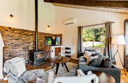 Olga House | Tall Cedars Cabin By The Water