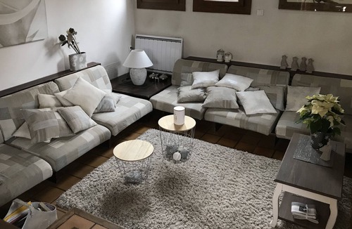 Deux Vallees Vertes House | Tall stones (Manor type)
