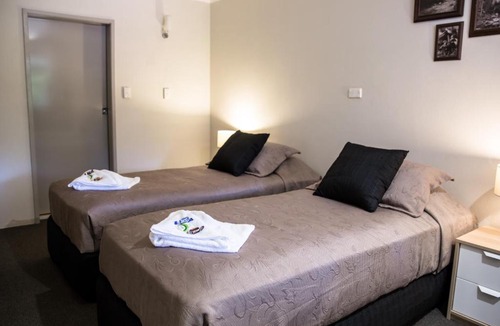 North Tamborine Hotel | Tall Trees Motel Mountain Retreat