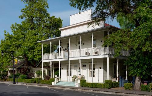 Upper Lake Hotel | Tallman Hotel