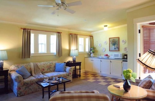 Upper Lake Hotel | Tallman Hotel