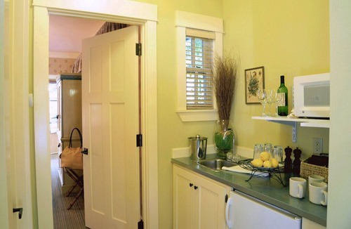 Upper Lake Hotel | Tallman Hotel