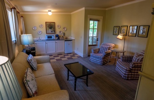 Upper Lake Hotel | Tallman Hotel