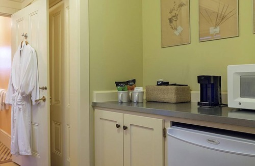 Upper Lake Hotel | Tallman Hotel