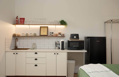 Suffolk Park House | Tallows Beach Studio, dog friendly, modern, quiet!