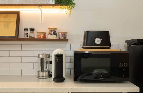 Suffolk Park House | Tallows Beach Studio, dog friendly, modern, quiet!