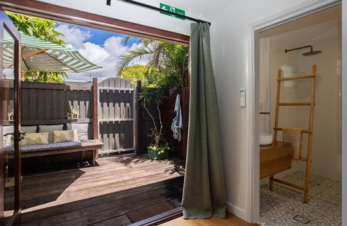 Suffolk Park House | Tallows Beach Studio, dog friendly, modern, quiet!