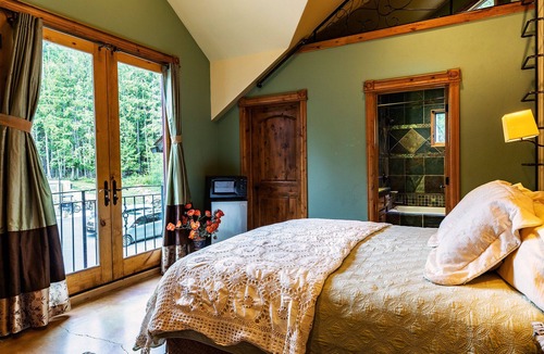 Sandpoint Hotel | Talus Rock Retreat