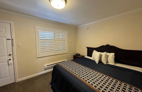 Strawberry Hotel | Tamalpais Motel