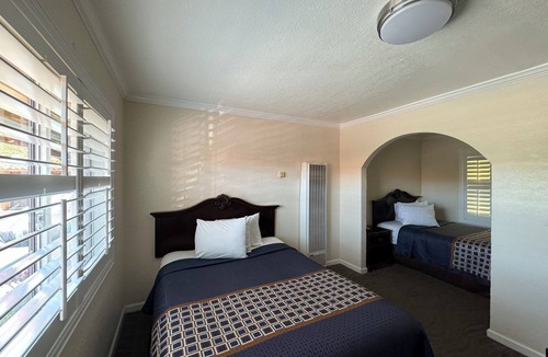 Strawberry Hotel | Tamalpais Motel