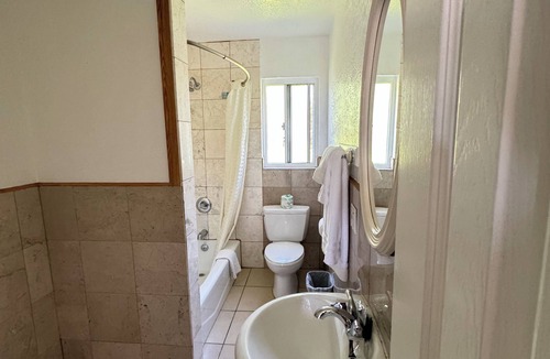 Strawberry Hotel | Tamalpais Motel