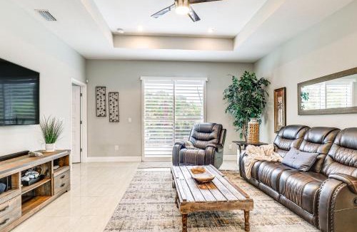 Carver City - Lincoln Gardens House | Tampa Home w/Fire Pit, Yard, Cornhole + More!