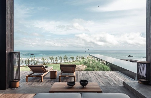 Praya Barat Villa | Tampah Hills