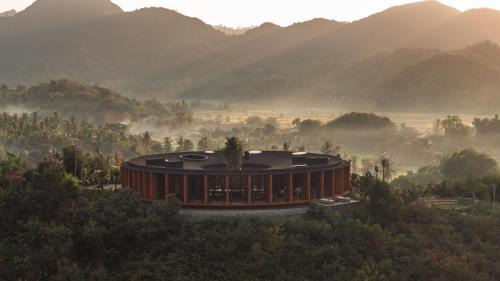 Praya Barat Resort | Tampah Hills