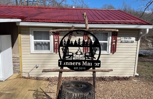 Warsaw House | Tanners Manor is in a peaceful setting on the end of a cove.