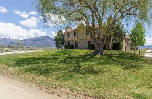 El Prado House | Taos Retreat with Steam Shower and Views