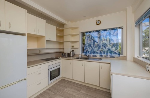 Te Tii Cottage | Tapuaetahi Beachfront Studio - Downstairs Unit