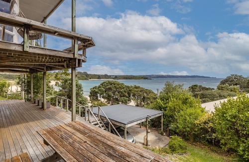 Te Tii Cottage | Tapuaetahi Beachfront Studio - Downstairs Unit
