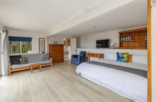 Te Tii House | Tapuaetahi Beachfront Studio - Downstairs Unit