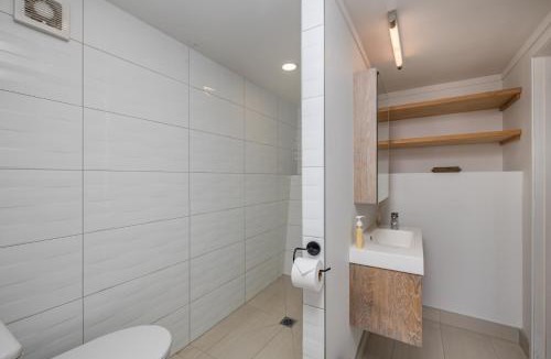 Te Tii House | Tapuaetahi Beachfront Studio - Downstairs Unit