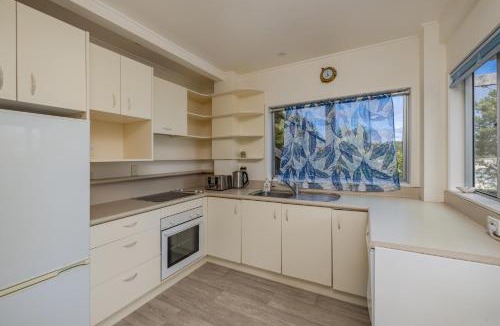 Te Tii House | Tapuaetahi Beachfront Studio - Downstairs Unit